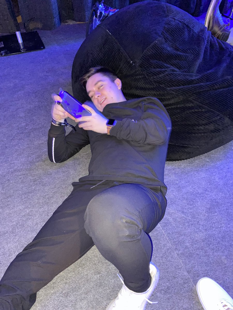 “who in esports?” but it’s actually justin pistachio — a thread