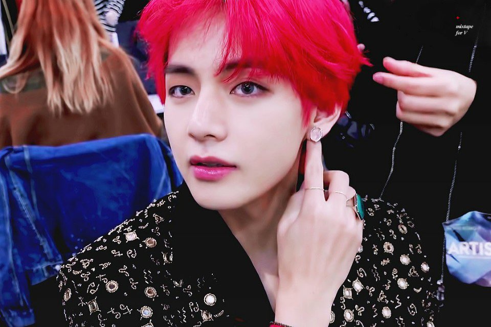 tjfgml1004's tweet photo. @v_chiaki_v #HappierWithTaehyung 
#태형생일ㅊㅋ
#HAPPYVDAY 
#HappyTaehyungDay 
#태형아생일축하해 
#겨울에태어난_봄햇살태형이 https://t.co/JBRk0SA9aF