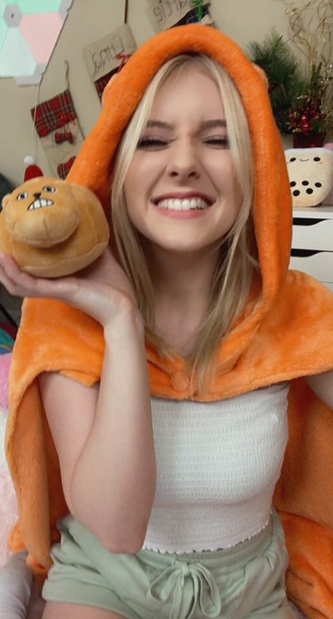 I&rsquo;m live right now!!! Come join me 🥰💗 got some cosplay going on right now too 😘 small start, but we all