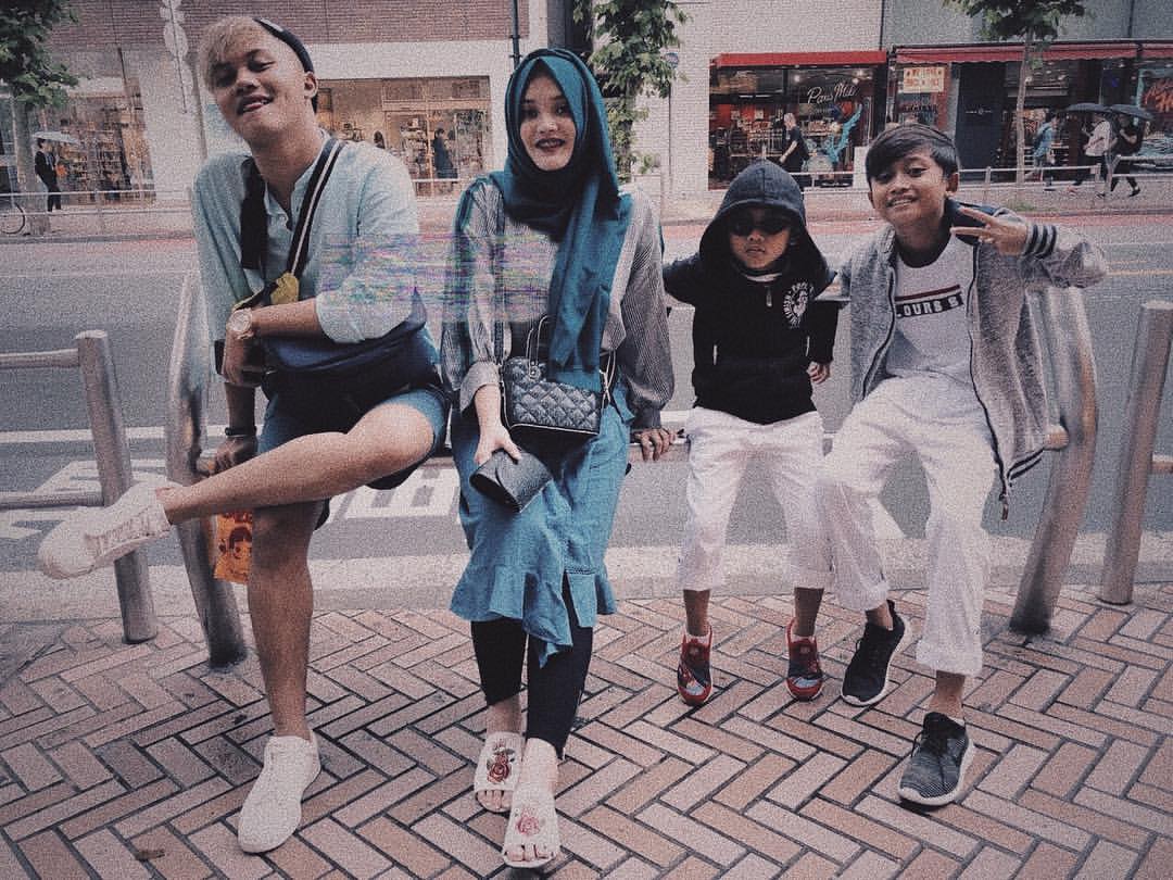 SuleAndre_Fans's tweet photo. • Happiness is not something you postpone for the future, it is something you design for the present.
• @rizky_febian @putridelinaaa 
• 27 Desember 2020 [09.25 WIB]
-
#FerdinanSule #SulePrikitiew #SuleChannel #RizkyFebian #PutriDelina #RizwanFadilah #FerdinanArdiansyah https://t.co/628SicPNWw