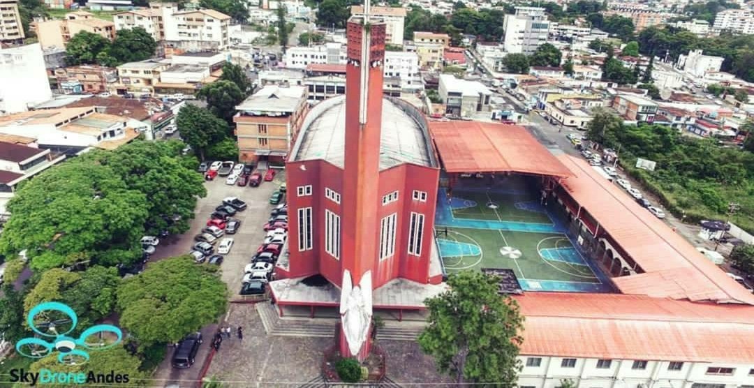 williamsAmaya's tweet image. La Iglesia El Ángel suspende el culto liturgico y actividades pastorales con presencia de fieles desde este #26Dic. Un Sacerdote dió pósitivo #covid y todos los religiosos deben permanecer en cuarentena preventiva. Vía #DiarioCatolico #Tachira