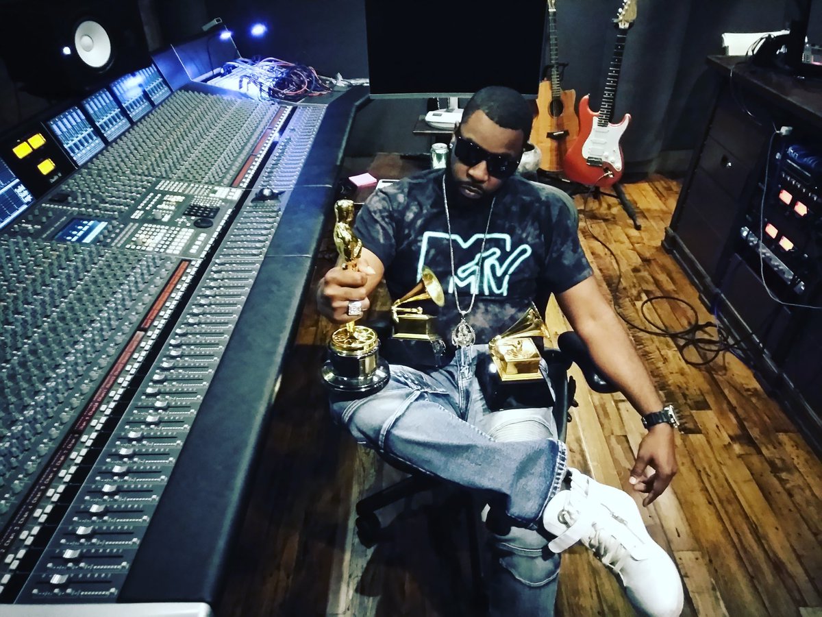 KevinDewayne817's tweet photo. 2021..... I’m only here for the gold🤟🏾 #kevindewayne #HipRock #313Entertainment https://t.co/nLwYWVUNgx