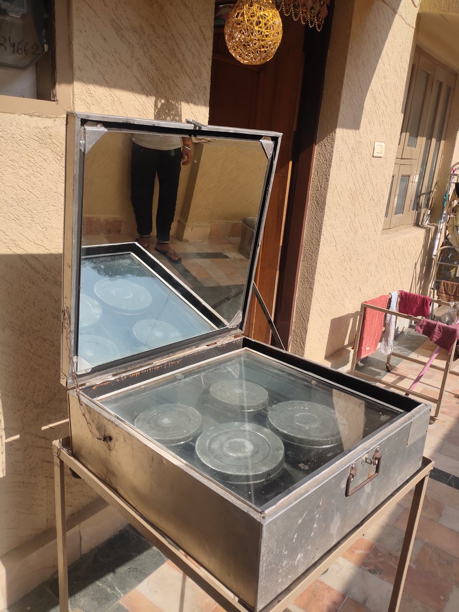 SolarLearner's tweet image. सोलर बॉक्स टाइप कुकर, 

1991 में लिया गया कुकर आज 2020 तक 29 वर्षों से बेहतर तरीके से उपयोग में लाया जा रहा है। 

सौर ऊर्जा अपनाइए।। 

#solar_bhopal #solarpanels #solarlearner #solarproducts #Solar_cooker 
@mnreindia @MPUVN_Bhopal  #Energyswaraj