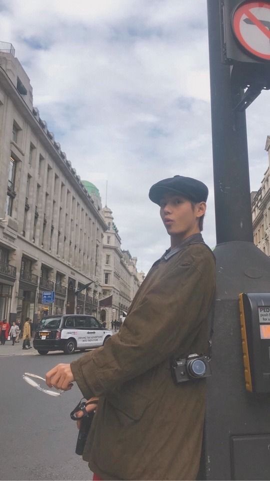 taehyung -evenings at home include jazz music, a bottle of wine and a black and white movie -constant reassuring touches and non-optional bedtime cuddles     -texting you candid photos he took of you just to tell how pretty you look -cuddle piles with yeontan