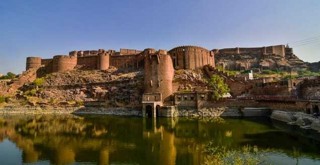 After Rao Jodha moved the capital to  #Jodhpur, his Queen Hadi Jasmade commissioned RaniSagar now called Ranisar, near the fort in year 1459. Hadi Rani tasked Pancholi Sadasukh and she spent Rs. 20,251 to construct Ranisar. This was the first big tank in Jodhpur.