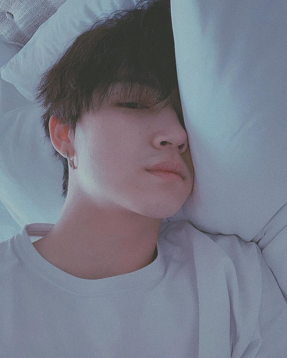 archive_Jaebeom's tweet image. Jaebeom bed selfies.