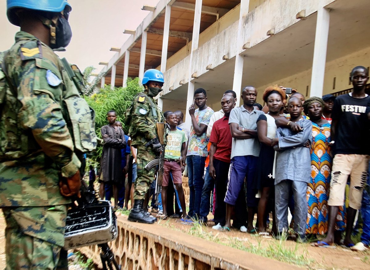UN_CAR's tweet image. #ElectionsRCA : #UN peacekeepers from the #MINUSCA Rwanda Contingent stand guard at the Lycée Boganda voting centre in Bangui as Central Africans go to the polls in the 27 Dec. 2020 general elections
