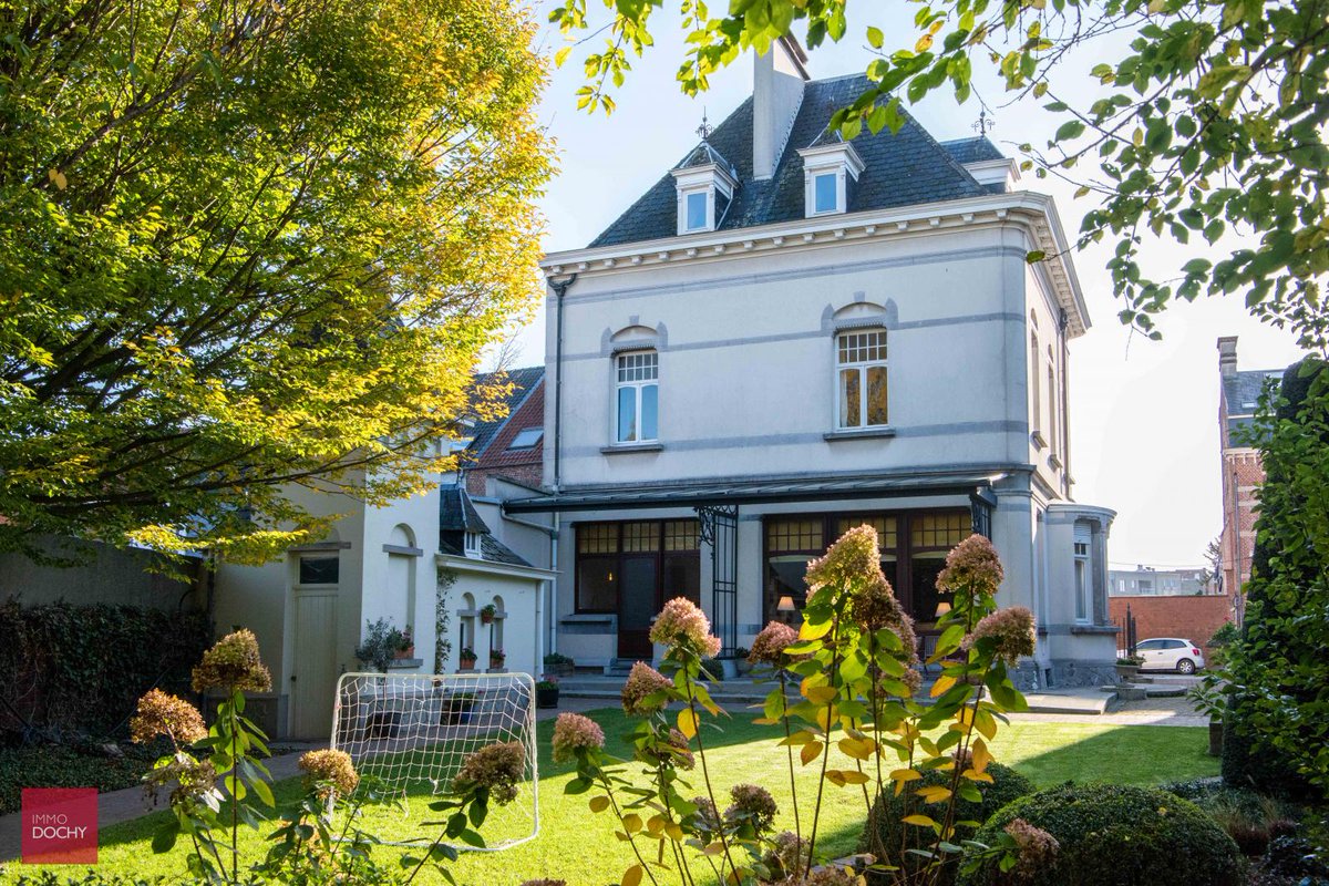 ImmoDochy's tweet photo. Karaktervol #herenhuis te koop in #Zottegem! Ruime inkomhal, living met parket, keuken met eetplaats, 4 ruime slaapkamers, badkamer, hobbykamer, speelkamer, hobbykamer en bureel. Garage voor 3 wagens, parking, mooie tuinberging en terras. https://t.co/qxRHp6Cp0k https://t.co/XxKLf2IT0P