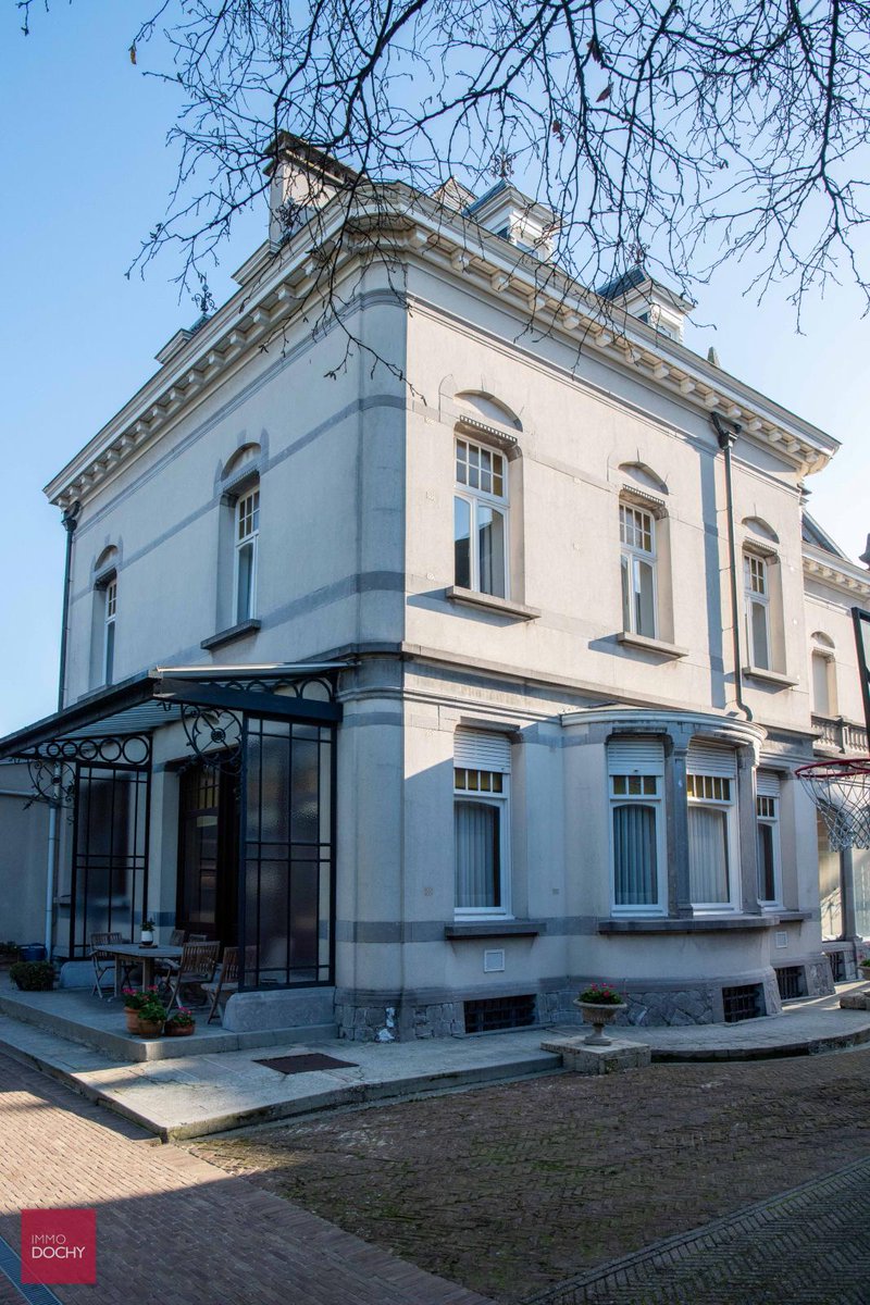 ImmoDochy's tweet photo. Karaktervol #herenhuis te koop in #Zottegem! Ruime inkomhal, living met parket, keuken met eetplaats, 4 ruime slaapkamers, badkamer, hobbykamer, speelkamer, hobbykamer en bureel. Garage voor 3 wagens, parking, mooie tuinberging en terras. https://t.co/qxRHp6Cp0k https://t.co/XxKLf2IT0P