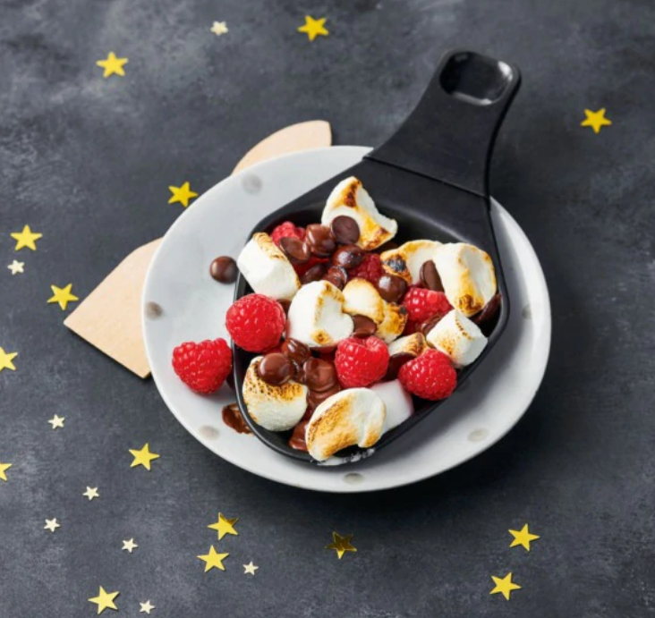 Derde Kerstdag? Deze marshmellows met chocola en frambozen zijn een topper van een dessert! Bekijk het recept hier: bit.ly/37wxEYp