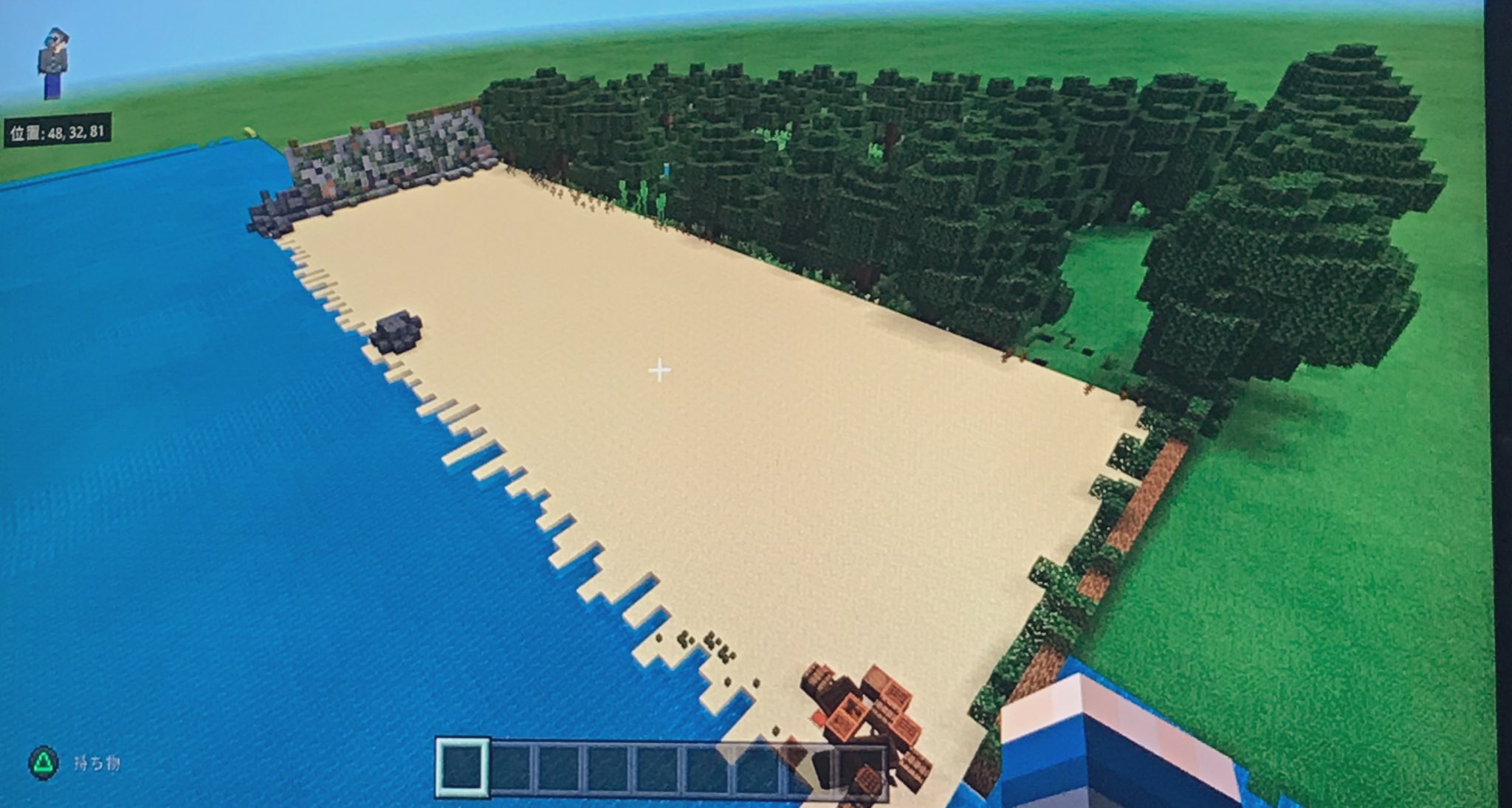 ほいっぷ 今日はひっさしぶりに校長とマイクラしましたー 島の名前は こんぺい島 です 実は無人島一から作り直しました データ移行が無理だったため 来年は無人島生活だしますよぉー 二枚めは無人島にある 謎の古屋 四枚めのは 島流し用