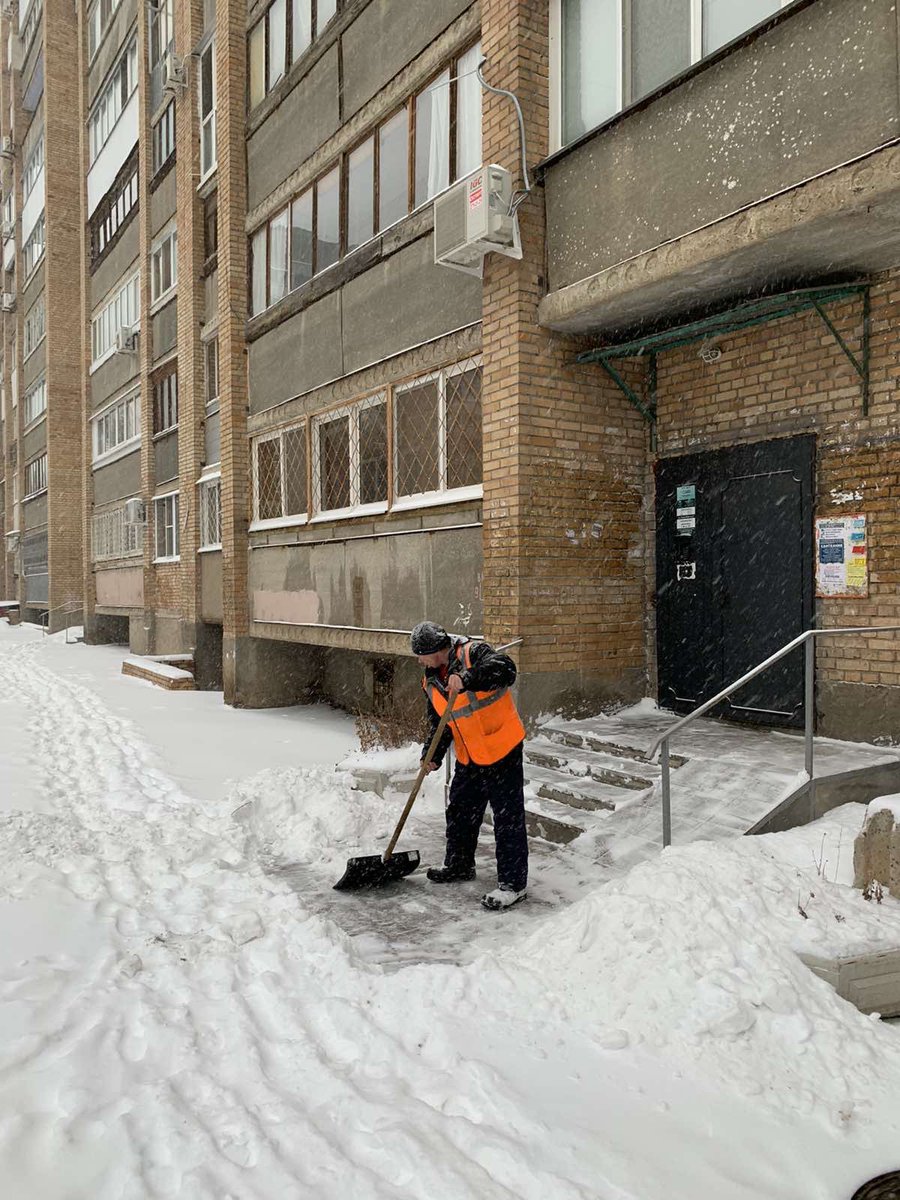 Управляющие компании и сотрудники МКУ вышли на уборку снега в Железнодорожном районе.
