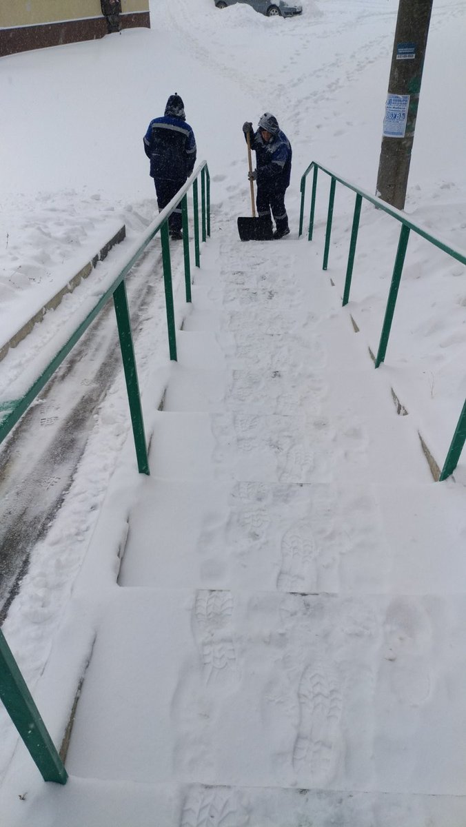 Сотрудники МКУ расчищают лестницы и тротуары, ведётся непрерывная работа.