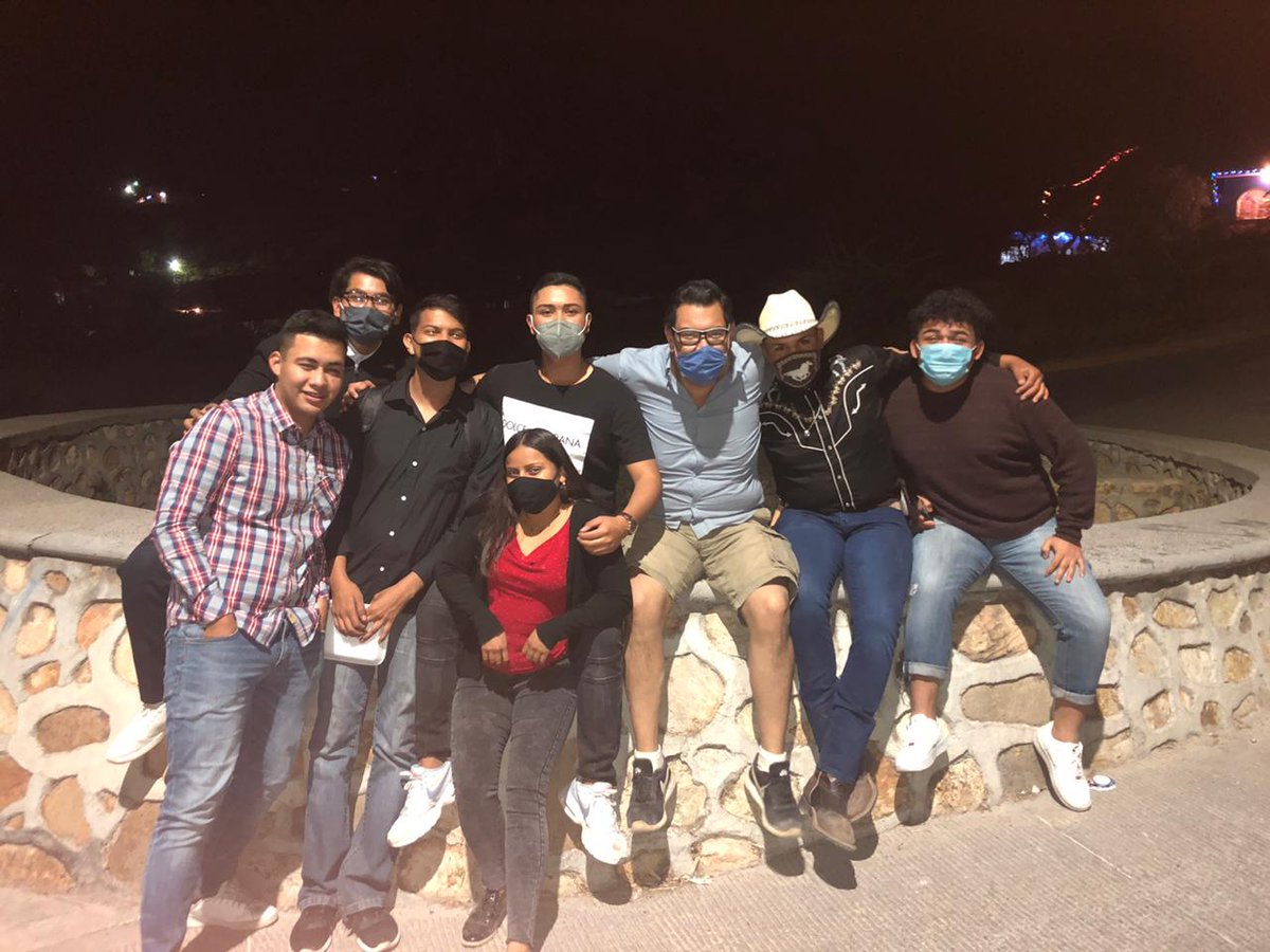 ChavaBalver's tweet photo. Gracias Polliclaus #Penjamo. Un gran sentimiento invade mi alma al saber que hicimos algo maravilloso anoche. Me motiva el estar seguro que sin importar ideologías políticas, sexo o religiones los jovenes estamos bien puestos para colaborar en beneficio de #Pénjamo. https://t.co/At1f3fWwgw