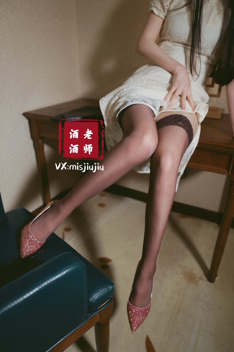 【红粉青蛾映楚云，桃花马上石榴裙。】

旗袍开衩下的优雅紫丝。

@Lingerie_0 https://t.co/zHCA995Z0P