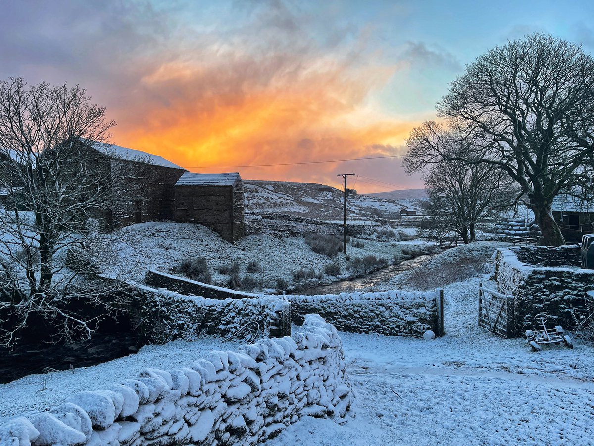 Sun rising in snowy Swaledale. 🌅 

#Yorkshire #swaledale #snow #winter #uksnow #outdoors #sunrise