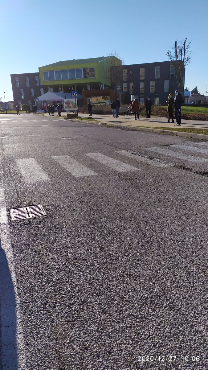 Barabba_2000's tweet photo. Perché il #tampone ,test rapido, non si fa in auto come come si vede in televisione? Qua si sta al freddo.
#coronavirus #camposanpiero #ulss6 #Veneto #lucazaia #zaia @zaiapresidente https://t.co/iAamp9vHDQ