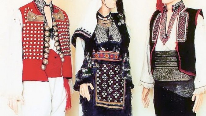 and a koporan which is a distinctive military-style short shirt with sleeves. Men typically wore a pair of linen pants underneath an external pair of wider woolen pants. The costume was tied together with a pojas.(costumes from Zmijanje) (costumes from Drvar ,Western Bosnia)