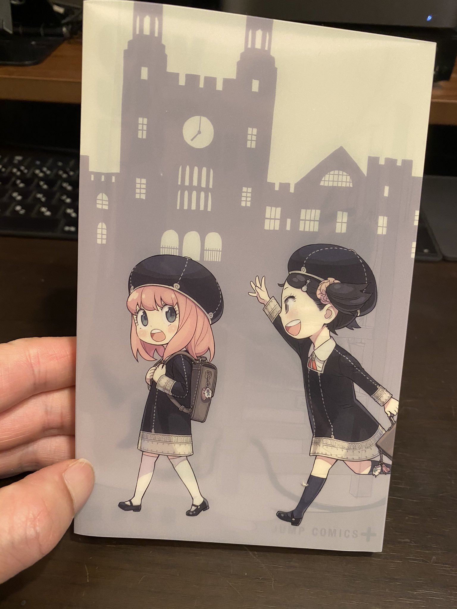 林士平 りんしへい ついに明日発売 Spy Family 最新6巻 記念すべき初版100万部に辿り着けた巻です そして累計は800万部突破 書店特典の遠藤達哉先生描き下ろし特製ブックカバーの見本が届きました 特典配布リスト Amp 注意 林士平 りんしへい ついに明日発売 Spy Family 最新6巻 記念すべき初版100万部に辿り着けた巻です そして累計は800万部突破 書店特典の遠藤達哉先生描き下ろし特製ブックカバーの見本が届きました 特典配布リスト Amp 注意