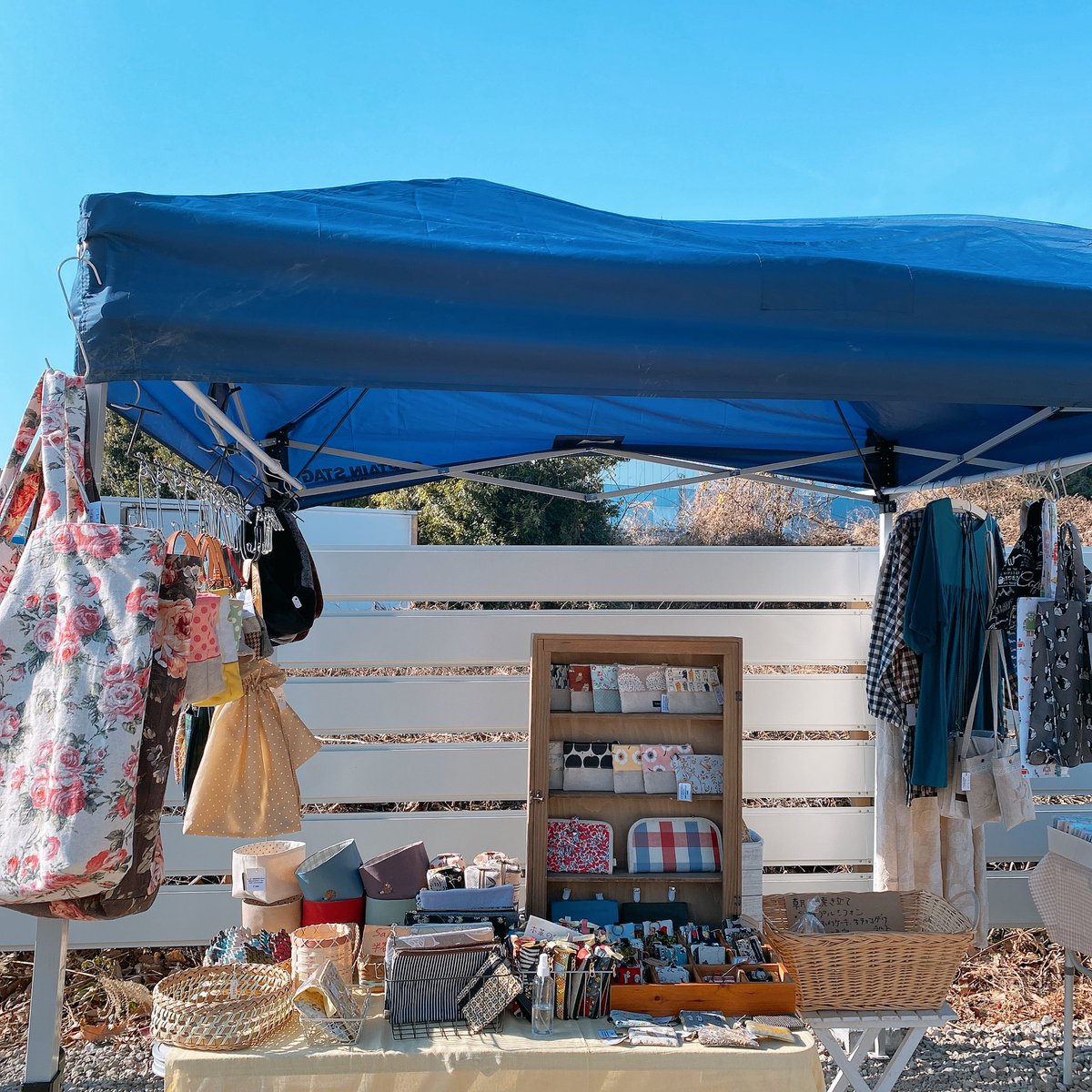 セルフィッシュハンズ ハンドメイドイベント企画 主催 セルフィッシュハンズ移動販売 青空雑貨店 今年最後のopenです ﾟ 良いお天気でまさしく青空の下の雑貨屋さん 楽しかったです セルフィッシュハンズ 青空雑貨店 ハンドメイド屋外