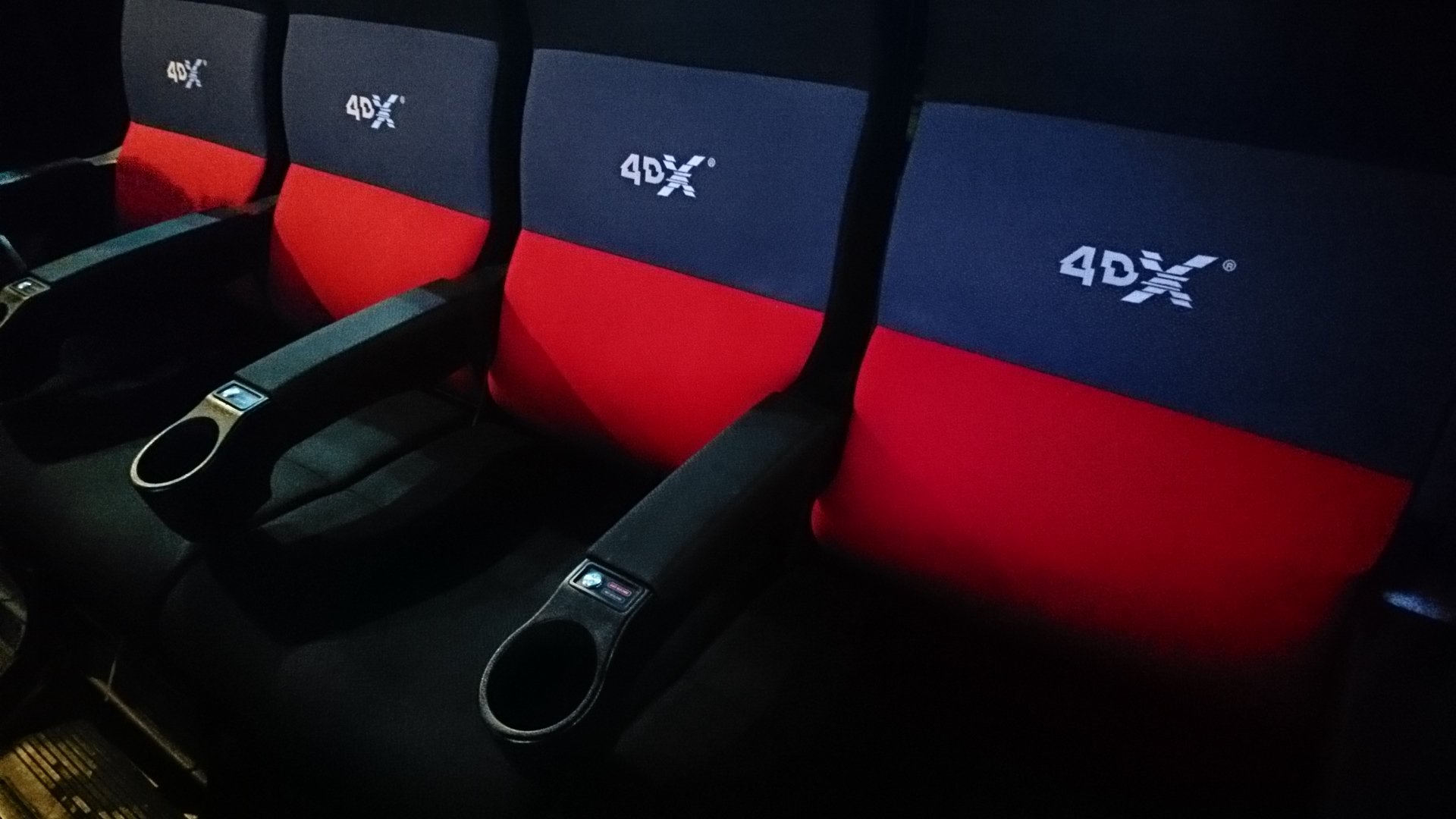 梅シャツ 鬼滅の刃無限列車編 4dx 映画館によるエフェクト効果の違い ユナイテッドシネマ入間 4dx 108席 箱が狭くスクリーン小さめ 音響設備並 ちょっと物足りない 特効機器の動作音大 雪多め 箱が狭いので風 水の噴出威力強 猗窩座に殴打