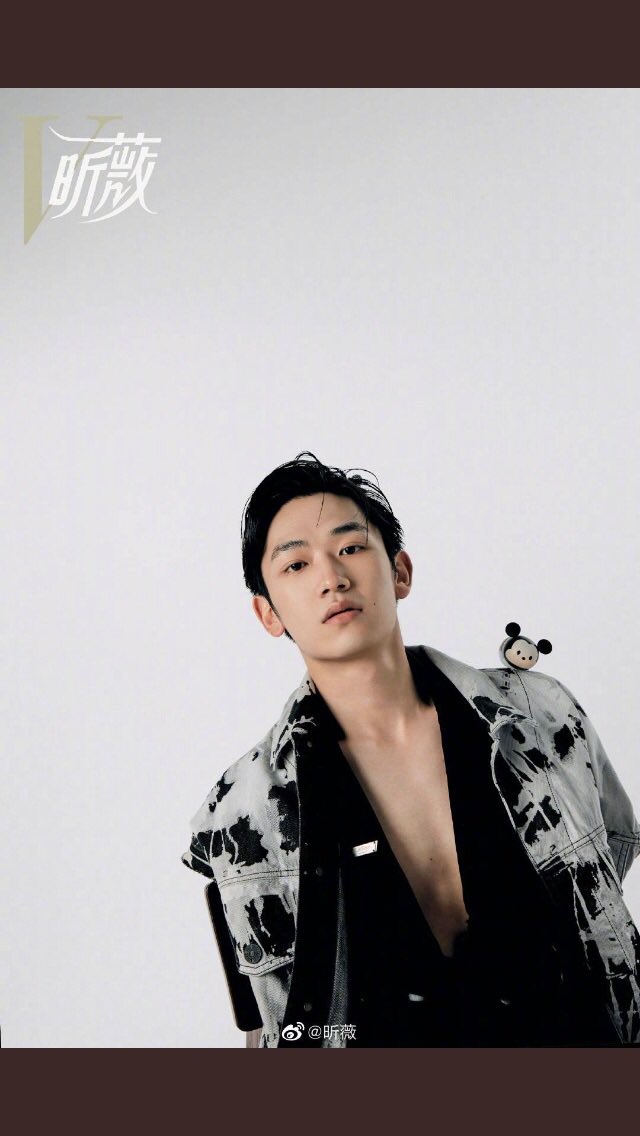 Lan Jingyi unironically wears these: