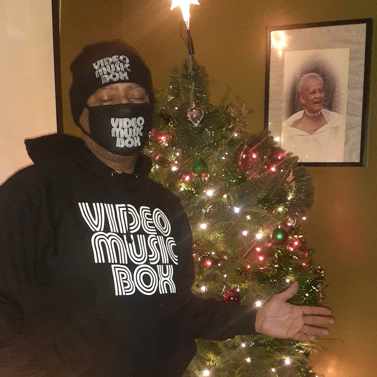 djstokes411's tweet photo. Happy holidays to everyone ✌🏿 https://t.co/xULzBBTn43
