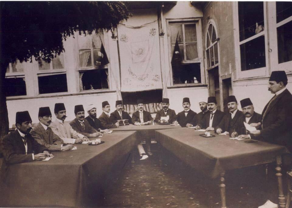 Bursa Mahfel'de İttihad ve Terakki toplantısı. Masada soldan 6. olan Celal Bayar. Foto tarihsiz fakat 1915 sonrasına ait olma ihtimalini yüksek görüyorum; zira Bursalılar'ın hâlâ çok sevdikleri bir çay bahçesi olan Mahfel, 1915'e kadar Vorpahnam Gazinosu idi ve