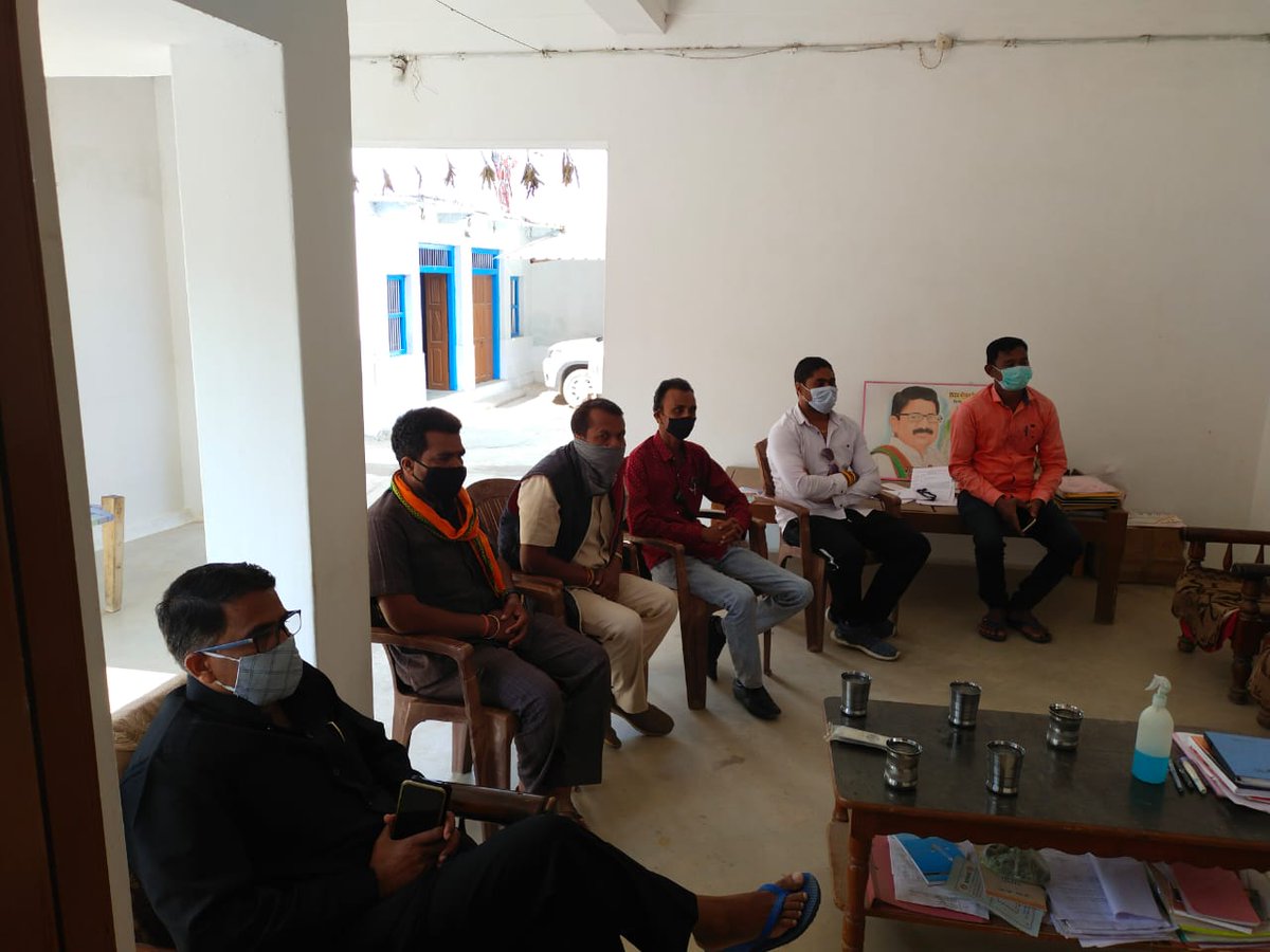 वंदे मातरम
मेरे निवास मोंगरापाली में खल्लारी विधानसभा के चारों मंडल अध्यक्ष श्री सागर चंद्राकर ,श्री धरम दीवान ,श्री प्रेम साहू व श्री पिलेश्वर पटेल यशस्वी प्रधानमंत्री श्री नरेन्द्र मोदी जी की "मन की बात "सुनने पहुंचे।

#MannKiBaat