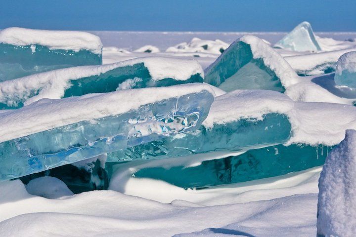 Кусочки льда на реке. Ледяные Торосы на Байкале. Лед Байкала Торосы. Бирюзовый лёд озера Байкал. Бирюзовый лед Байкала.