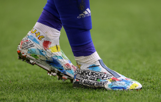 alejandromendo's tweet photo. Sé que os habéis levantado queriendo saber + sobre las Puma Future 6.1 de @Madders10

👟 Diseñadas x @AfroKickz_
⚽️ Estreno: #LEIMUN
✍️ Lema del jugador: 'Be yourself, everybody else is taken'
🎨 Guiño a sus exclubs Aberdeen, Coventry &amp; Norwich
🤑 Tranquilos, no están en venta https://t.co/QV1GlBdnGf