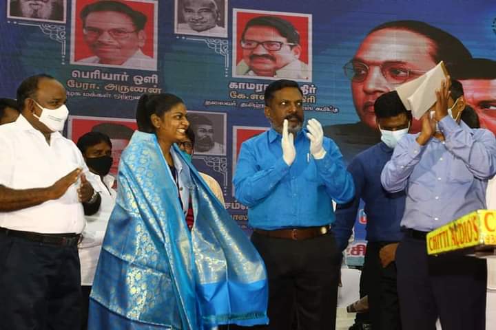 VeeraMech4's tweet photo. பிபிசி-ன் சிறந்த பெண்மணிக்கான விருது பெற்ற கானா குயில் @GIsaivani அவர்களுக்கு எழுச்சித்தமிழர் @thirumaofficial அவர்கள் வாழ்த்துக்களை தெரிவித்தார்.

#VCKawards2020 
#விசிகவிருதுகள்2020 https://t.co/hiDNtn6C7n