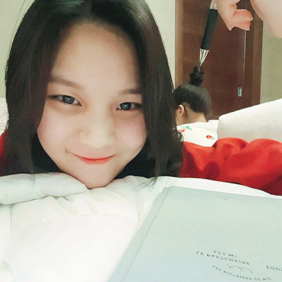 GRDSofficial's tweet photo. [#EUNRI] 🐝

Lista para celebrar los #TW3YEARS junto a mis reinas de TWINKLE, vengo a recomendarles #SWINGbyTWINKLE porque nunca está demás aprender japonés con estas reinas, ademas, me trajeron unas photocards de mi reina Jirae que debo presumir. https://t.co/RFfITRwOG0