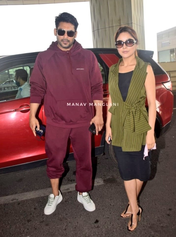 #SuperExclusive
HOT EXCLUSIVE

#SidharthShukla and #ShehnaazGill spotted at MUMBAI AIRPORT together as they leave for Goa for their upcoming PROJECT with #ShreyaGoshal!!

@GossipsTv #SidNaazInGoa