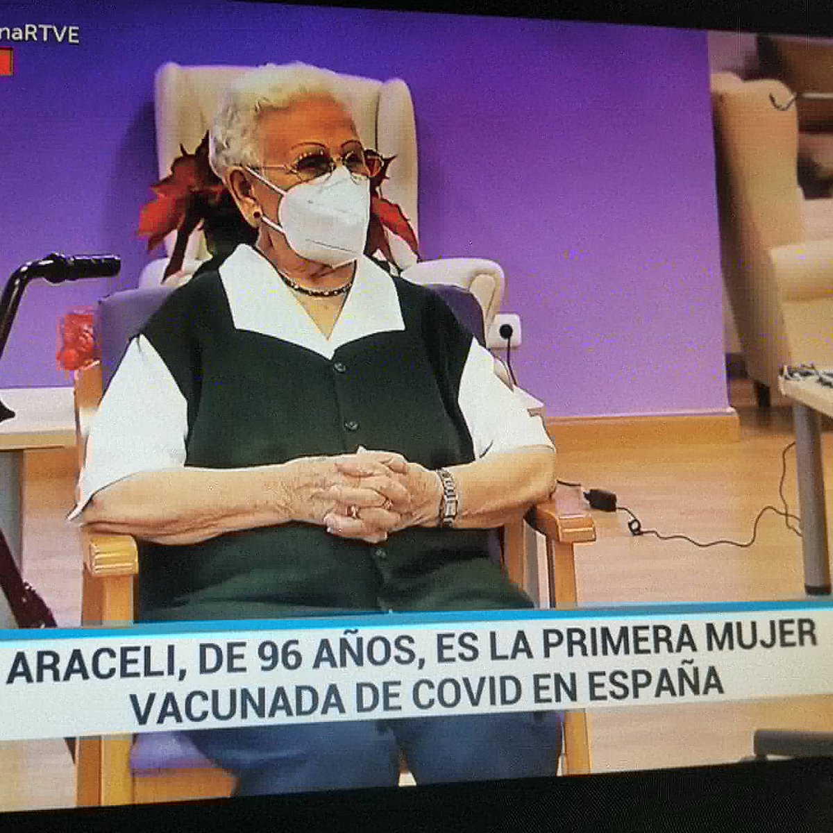 Mi abuela Araceli, la primera en recibir la #VacunaCOVID19 en España. Bien guapa que se ha puesto para la ocasión 😍!! #YoMeVacuno