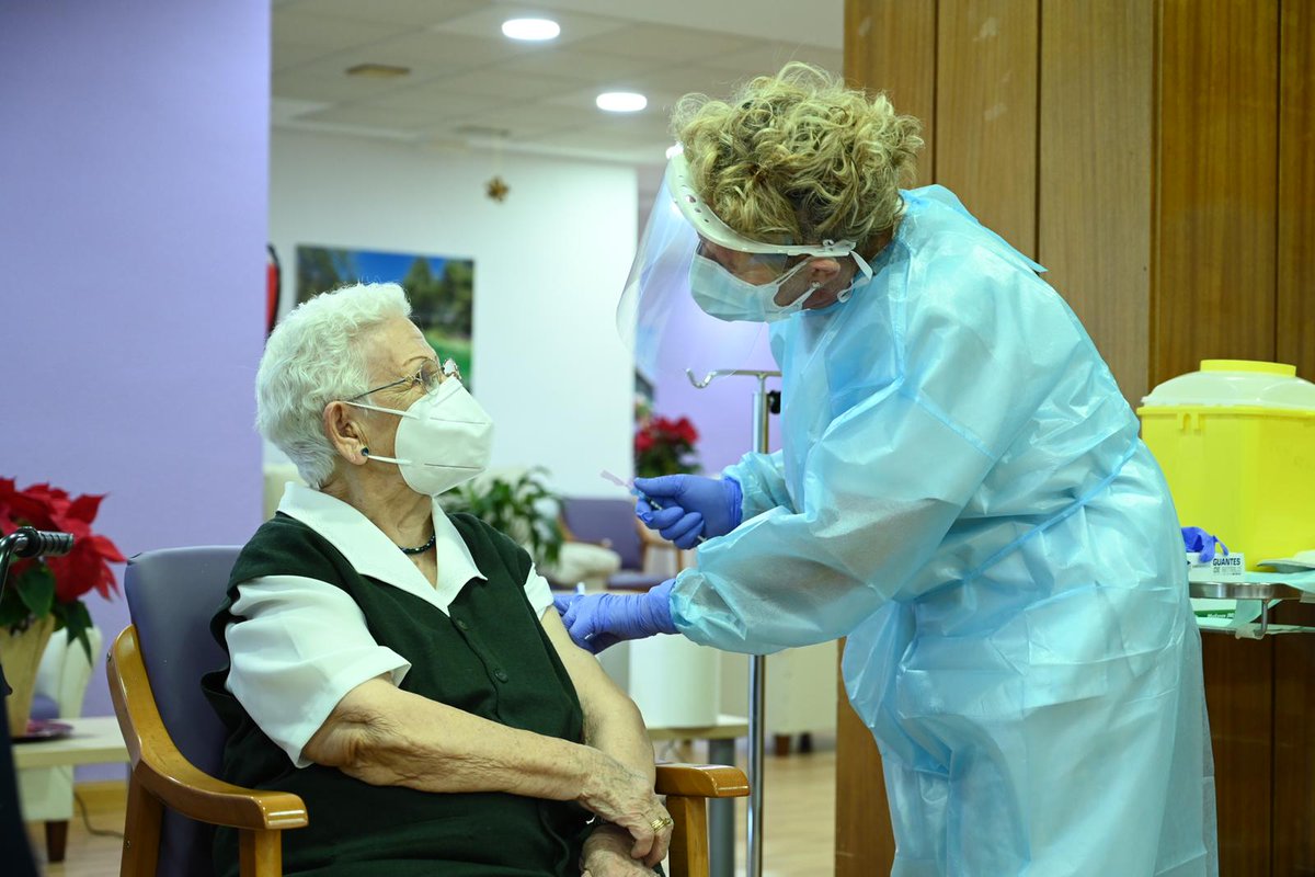 LaVanguardia's tweet photo. 🔴🔴 #ÚLTIMAHORA 

Araceli, de 96 años, recibe la primera vacuna contra la Covid en España.

https://t.co/7H3TZDZKZL https://t.co/mwbTcsYmh2