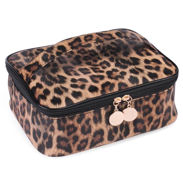 THE HOLLYWOOD ESSENTIAL LEOPARD PRINT TOTE

Brand Name: images
Material: PU leather
Item Type: Makeup Tool Kit
Size: 22*18*8.5cm/8.66*7.09*3.35in
Quantity: 1 pcs
Model Number: IF01636
feature1: PU leather
feature2: Leopard Print
feature3: Travel Cosmetic Bag For Make Up
#makeup