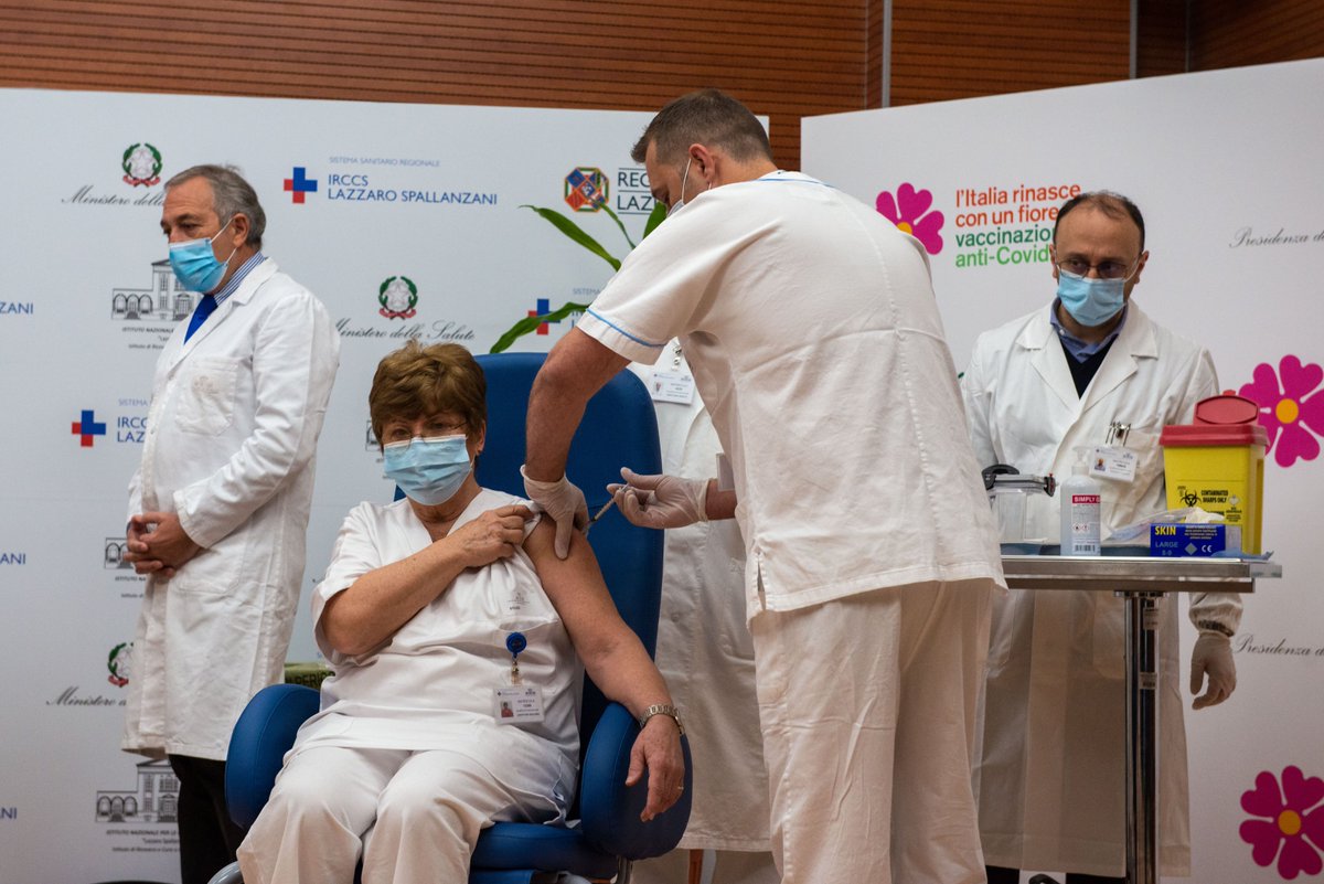 MinisteroSalute's tweet photo. Questa mattina all'@INMISpallanzani di Roma sono stati vaccinati i primi operatori sanitari. Inizia una nuova fase nella lotta a #Covid19

Per saperne di più visita il sito dedicato ⤵️
https://t.co/Z3hPDfXrFO
#VaccineDay https://t.co/WDhcEZnnR4
