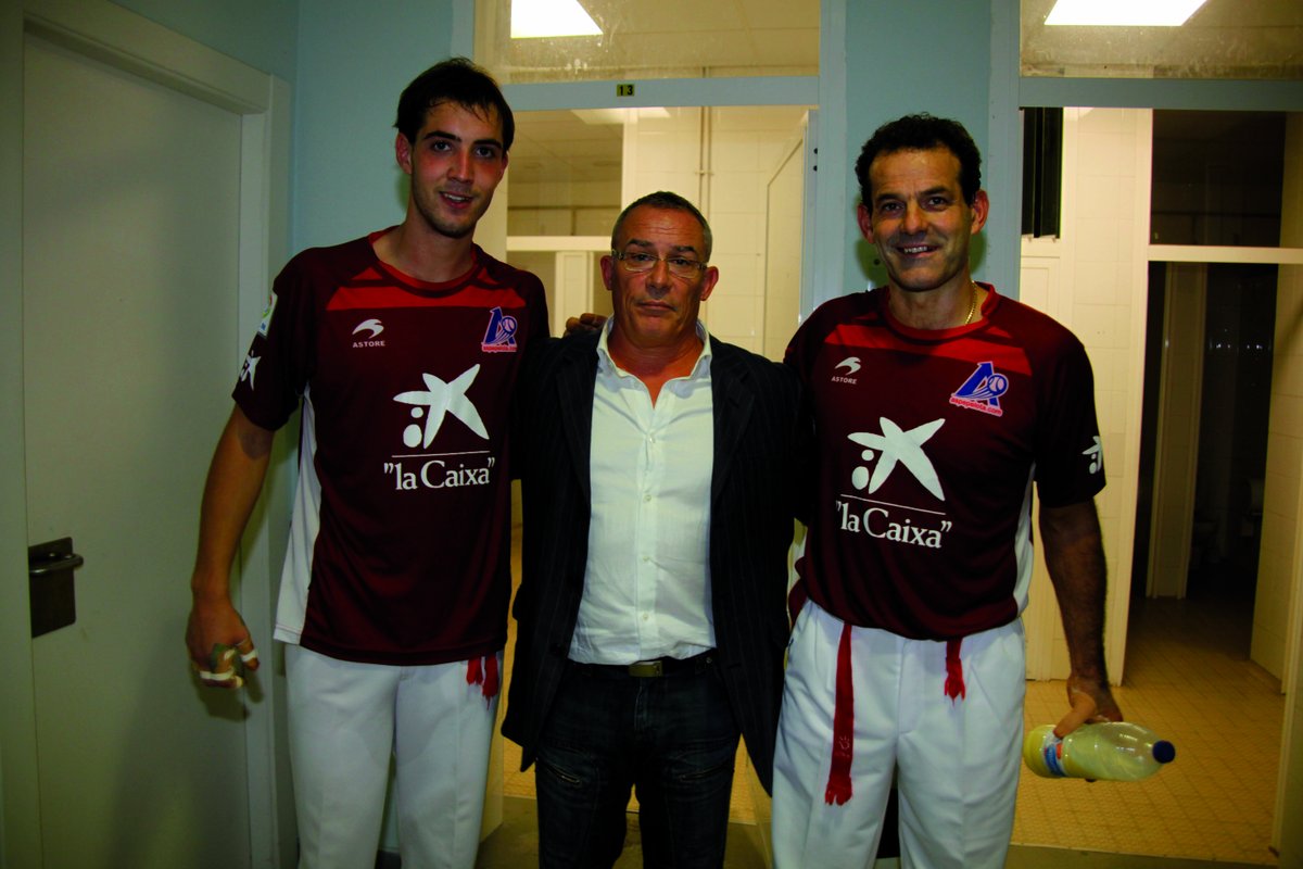 ¿Sabias que #Titín lleva toda su carrera desde aficionados jugando con el dedo meñique de su mano derecha completamente torcido? Esta anécdota y muchas más en 'Titín III. Espectáculo en el frontón', de <a href="/igorgoiko/">Igor Goikoetxea</a> Igor Goikoetxea. alposte.es/titin/