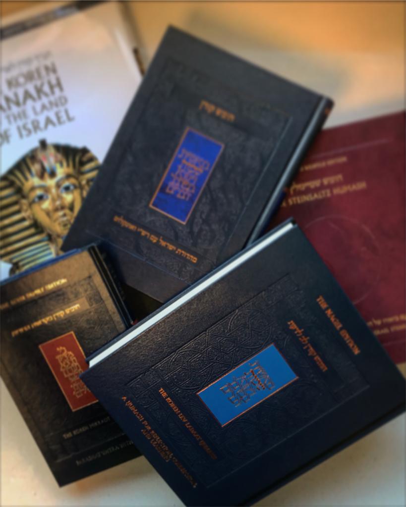 korenpublishers's tweet photo. Spoiled for choice - which are you using?

https://t.co/QqrcKgNPLV

#exodus #torah #humash #korenhumash #korenmikraothadorot #korenlandofisraeltanakh #korenlevladaathumash #korensteinsaltzhumash #korenisraelhumash #learn #books #booksbooksbooks #shelfie #shelfiesunday https://t.co/3CraUI1dwG