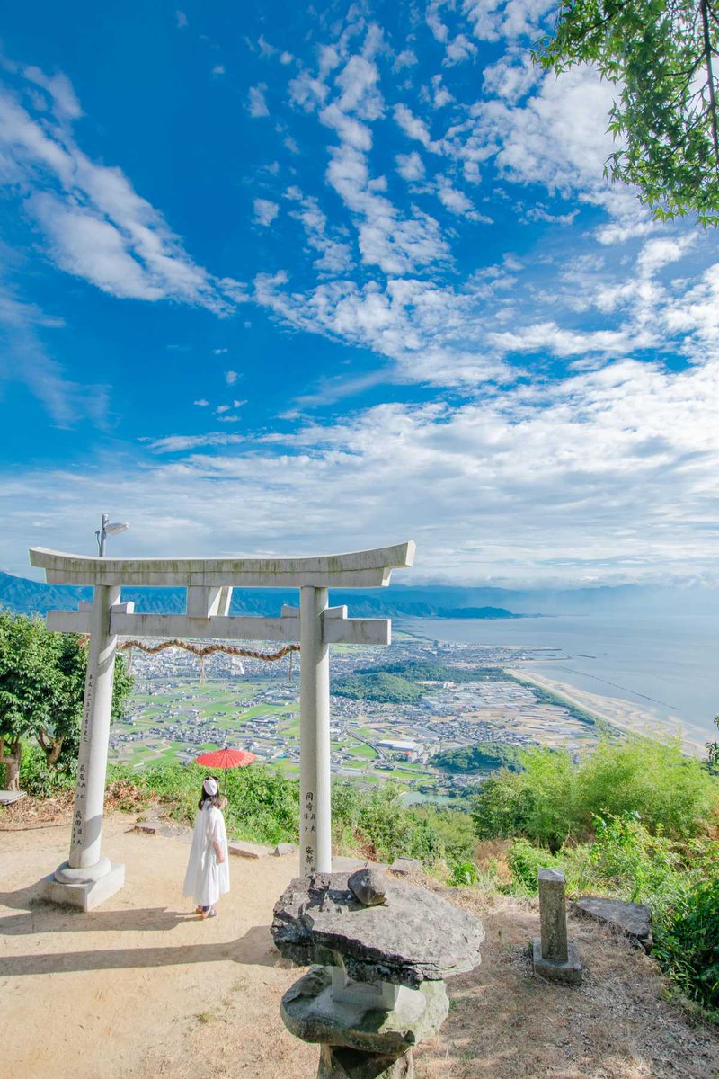 ট ইট র 感動の絶景 グルメ Triproud 高屋神社 香川県 観音寺にある 美しすぎる天空の鳥居が話題の神社 をご紹介 標高400mを超える絶景神社 ジワジワ人気を集める理由は 鳥居越しに見る世界 瀬戸内海や町並みは感動的な絶景です ট ইট র 感動の絶景 グルメ Triproud 高屋神社 香川県 観音寺にある 美しすぎる天空の鳥居が話題の神社 をご紹介 標高400mを超える絶景神社 ジワジワ人気を集める理由は 鳥居越しに見る世界 瀬戸内海や町並みは感動的な絶景です