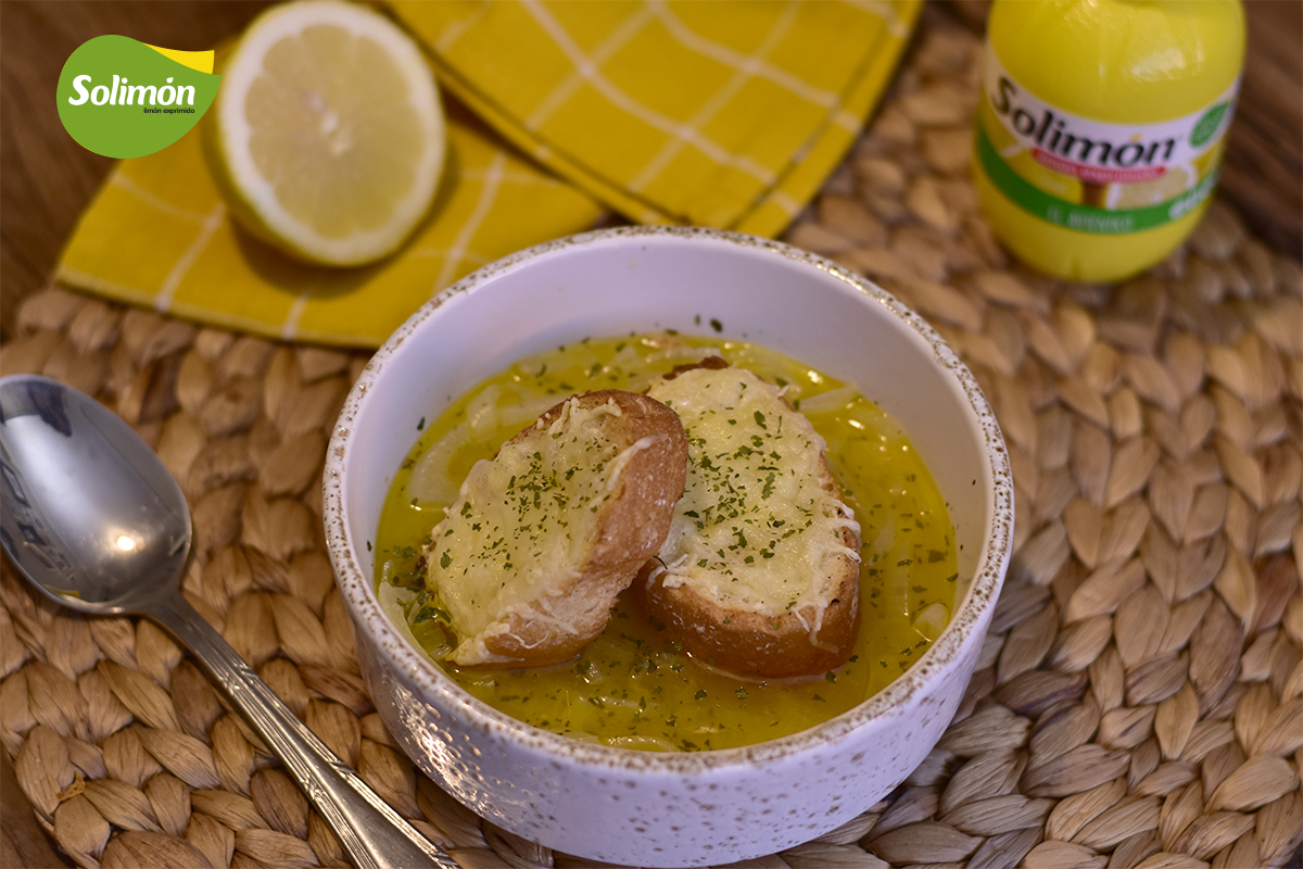 SolimonES's tweet photo. 👉 Nuestra última receta es una sopa muy original.
Sopa de cebolla y queso gratinado. ¿Suena bien verdad? 😍
Muy pronto te contamos como hacerla!
#sopadecebolla #sopas #recetas #solimon https://t.co/f60ZqcUZtu