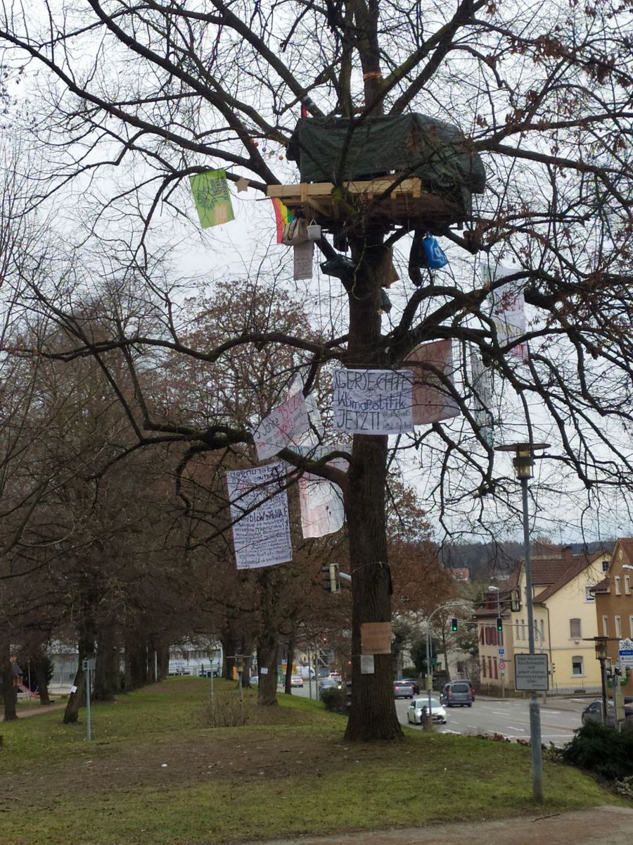 LoveGuerillero's tweet photo. 💚❤️🖤#Baumbesetzung
@schautnichtweg
#Ravensburg @F4F_Ravensburg @NrwVernetzung @KolnOmas Live Banner /Traverse gespannt #KeinGradMehr #fightfor1point5 bitte auf Instagram liken und Retweeten , danke 🙏 https://t.co/a9VHi3DluD.… @hambinition @DanniPilger @hambi https://t.co/VU5gk6ndDI