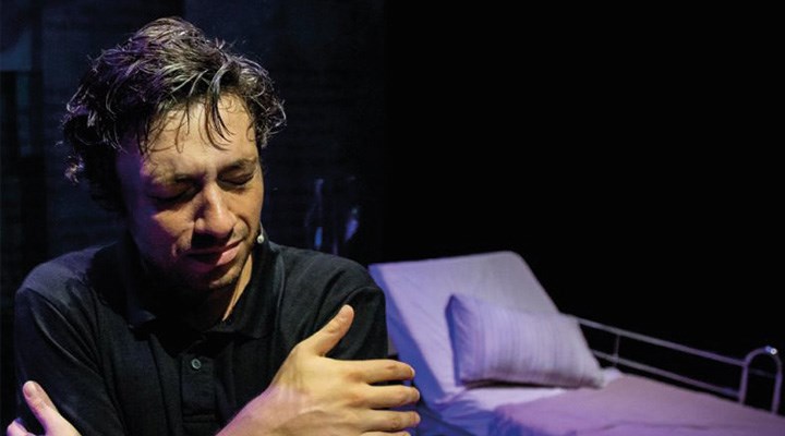 "Senin hayatının tarihini yazmak, benim yokluğumun tarihini yazmaktır."

-Édouard Louis|Babamı Kim Öldürdü