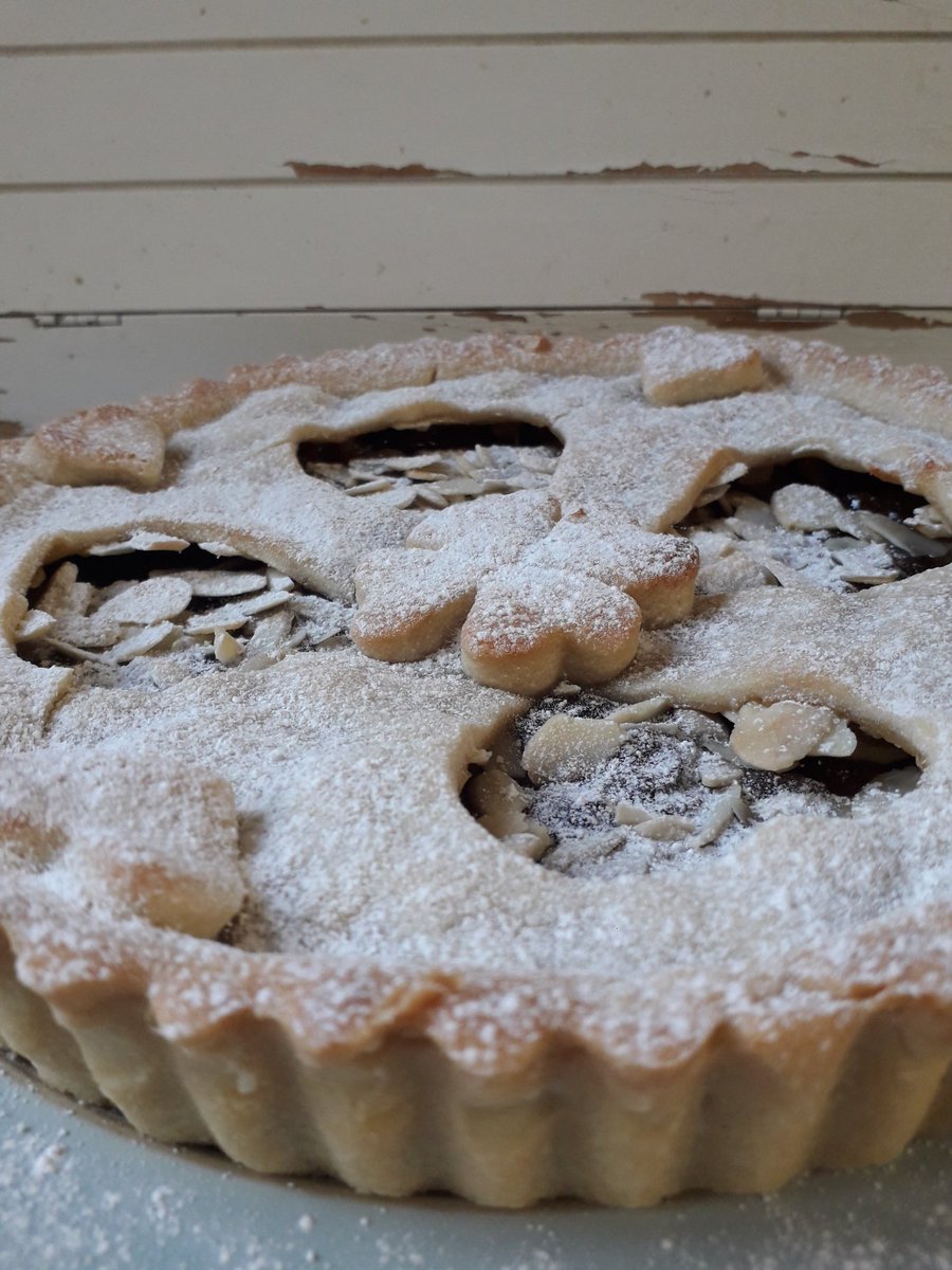 ot_petra's tweet photo. Sunday baking using gorgeous pastry, left over mince, desert apples and flaked almonds... Happy sunday all #mpftbakersguild #justaddcream #christmasbaking https://t.co/FqgaOHKPs4