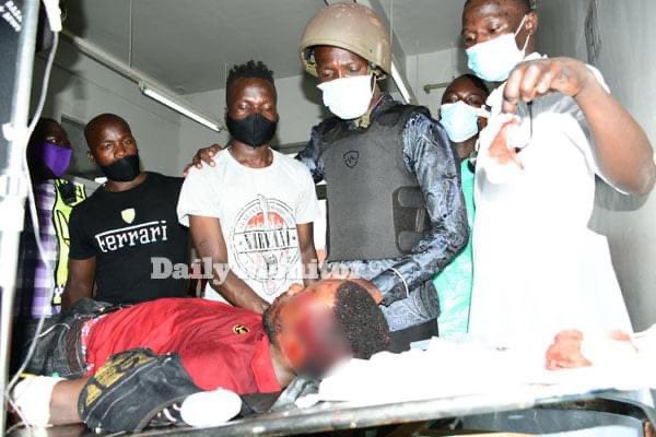 ntvuganda's tweet photo. UPDATE: Journalist Ashraf Kasirye who was severely injured in a tense scuffle with security operatives while on Robert Kyagulanyi's campaign trail this morning is currently being driven to Mulago Hospital for further treatment. #UGDecides2021 #NTVNews
Details to follow… https://t.co/2qkomVyCML