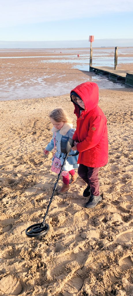 TDBurch79's tweet photo. Lovely Christmas day, the kids loved it; even though we never found treasure 🎅🤶⛄🎄🎁 https://t.co/jiDrXLpMQO