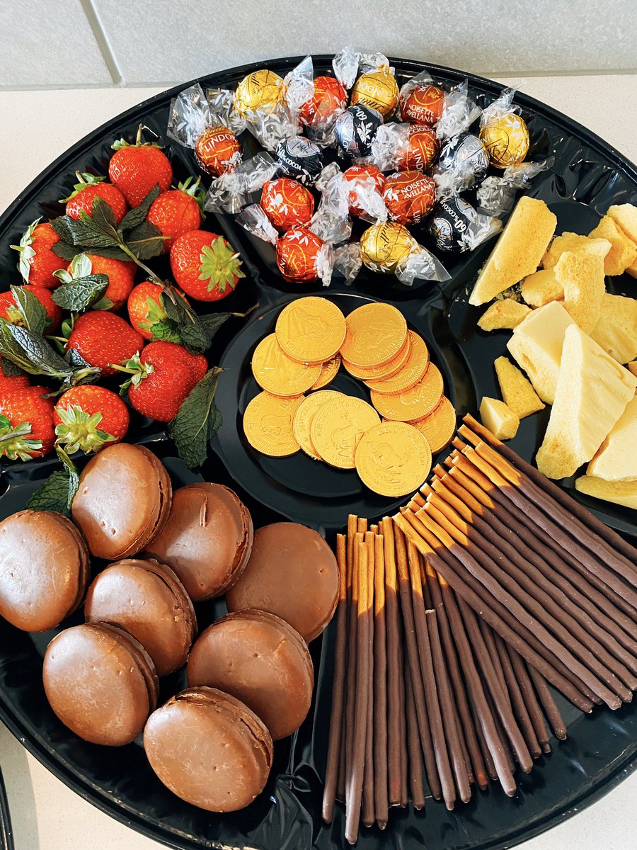 Karabo_Mokgoko's tweet photo. Posting this to give y’all simple snack ideas for hosting 😊 https://t.co/z2SgTzwAvm