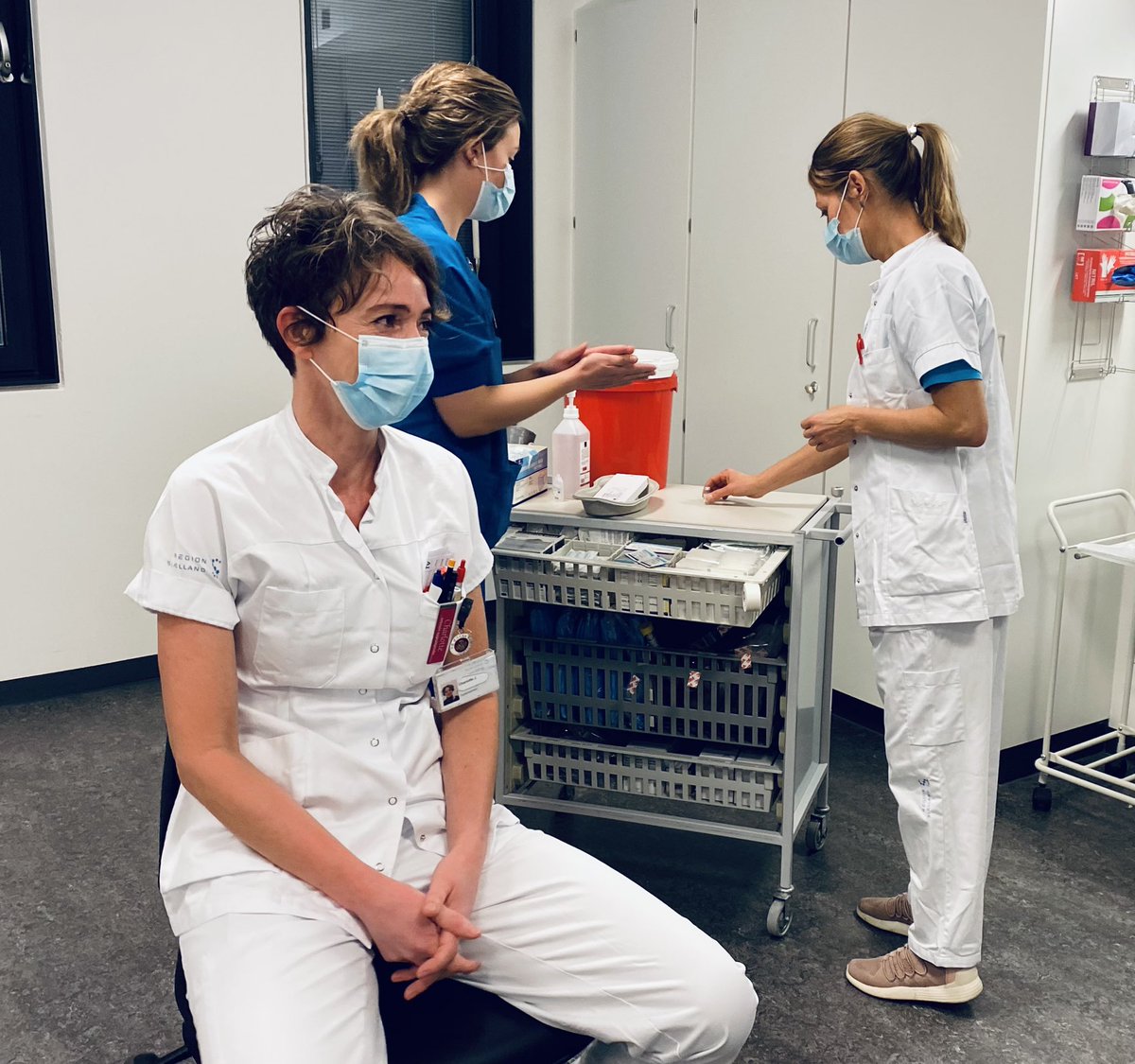 Første vaccine til frontpersonalet på Slagelse Sygehus! 
Hvor er vi stolte af endelig at kunne give noget tilbage til vores fantastiske personale. De fortjener om nogen denne her forsinkede julegave. #COVID19dk #vaccine <a href="/Heunicke/">Magnus Heunicke</a>