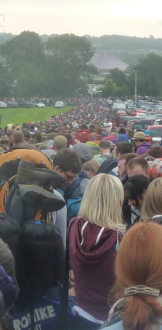 TheGlastoThingy's tweet photo. #GlastoPhotoOfTheDay
Hope I get the chance to stand in this queue for hours next year.
#Glastonbury #Glasto #ItsMoving
(Left to right: Back of Gate D queue 2015, 2013 & 2019) https://t.co/RrvB1lIQx8